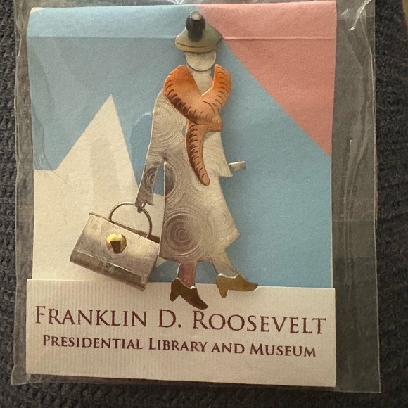 Franklin D. Roosevelt Museum Pin - Picture 1 of 2